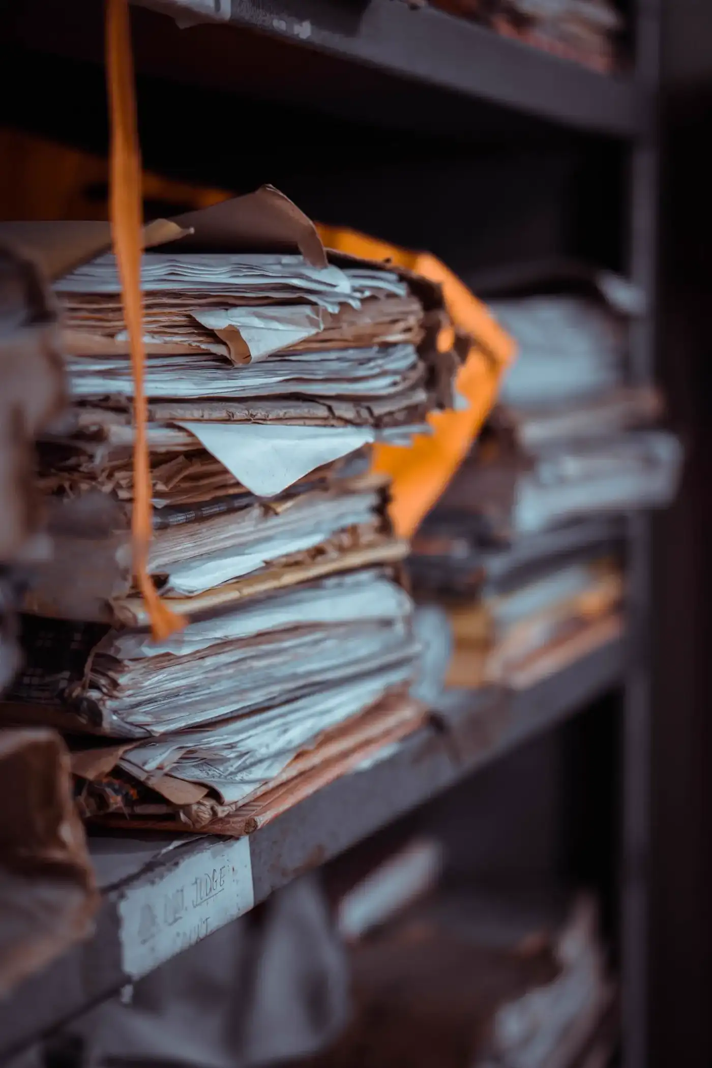 Pastas e documentos de processos organizados no escritório