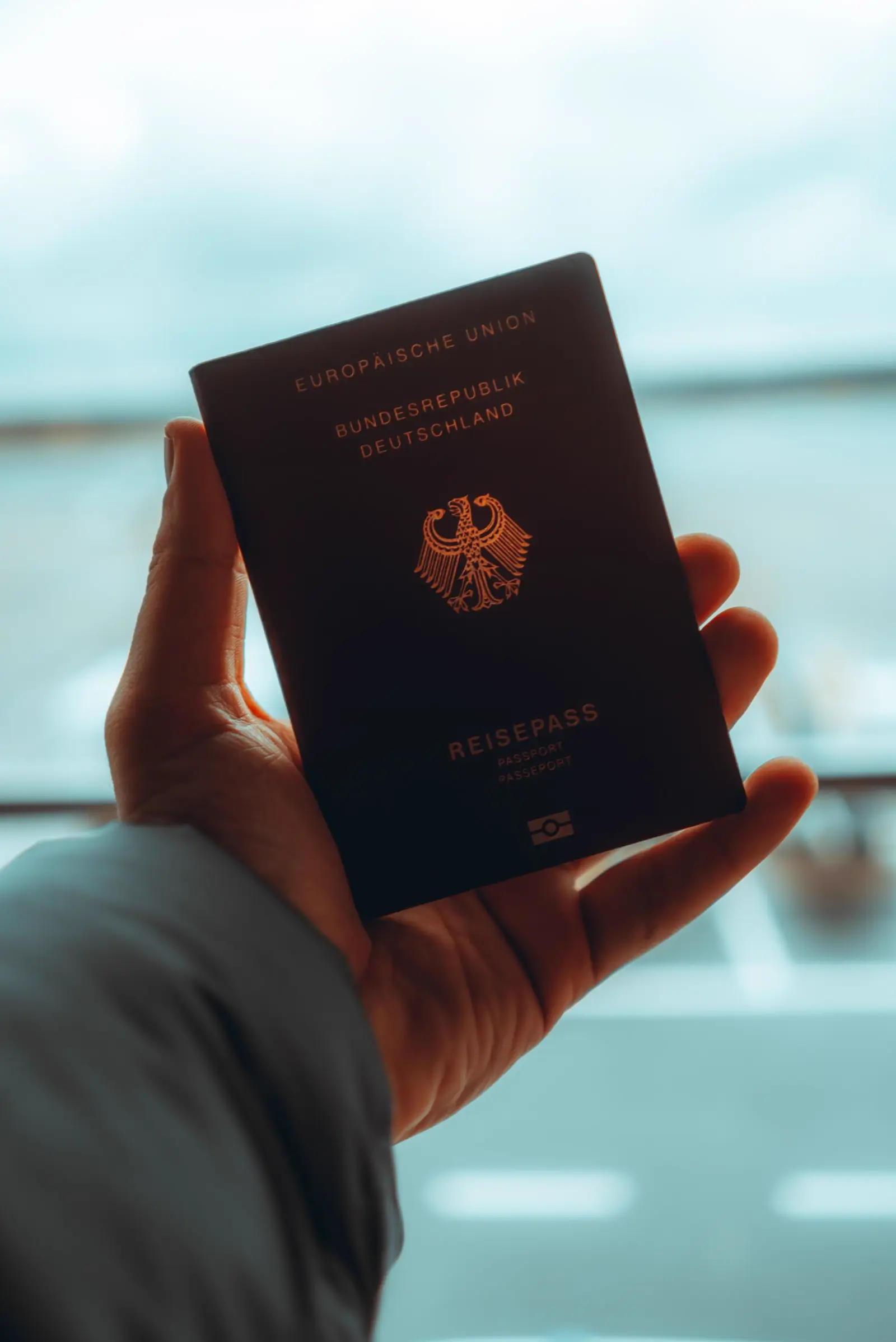 Passaporte brasileiro sobre mapa, representando clientes que moram fora